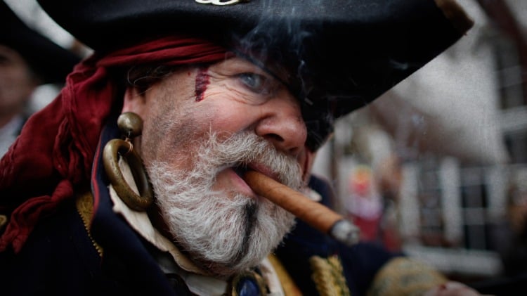 bärtiger pirat mit brennender zigarre im mund als halloween kostüm für bartträger
