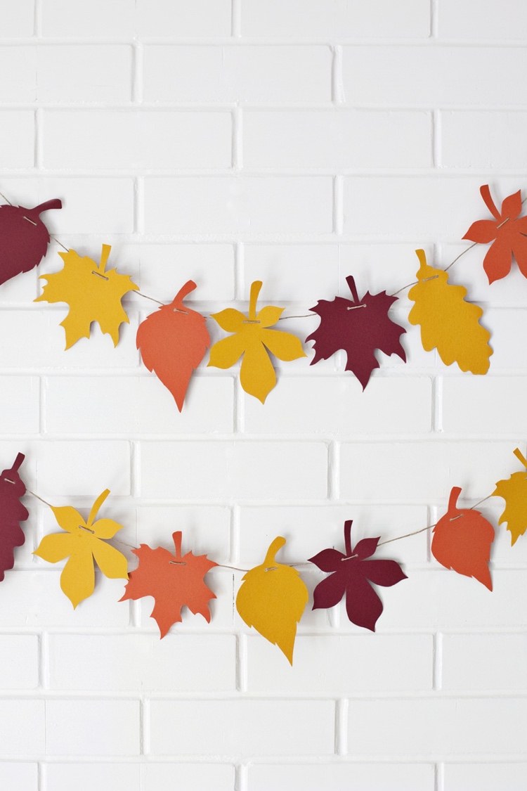 Make colorful autumn garland out of cardboard with the children