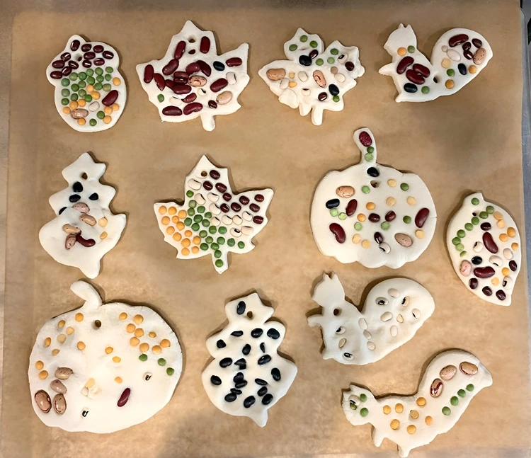 Den Teig mit Samen und Kernen gestalten und zum Aufstellen oder Anhängen nutzen
