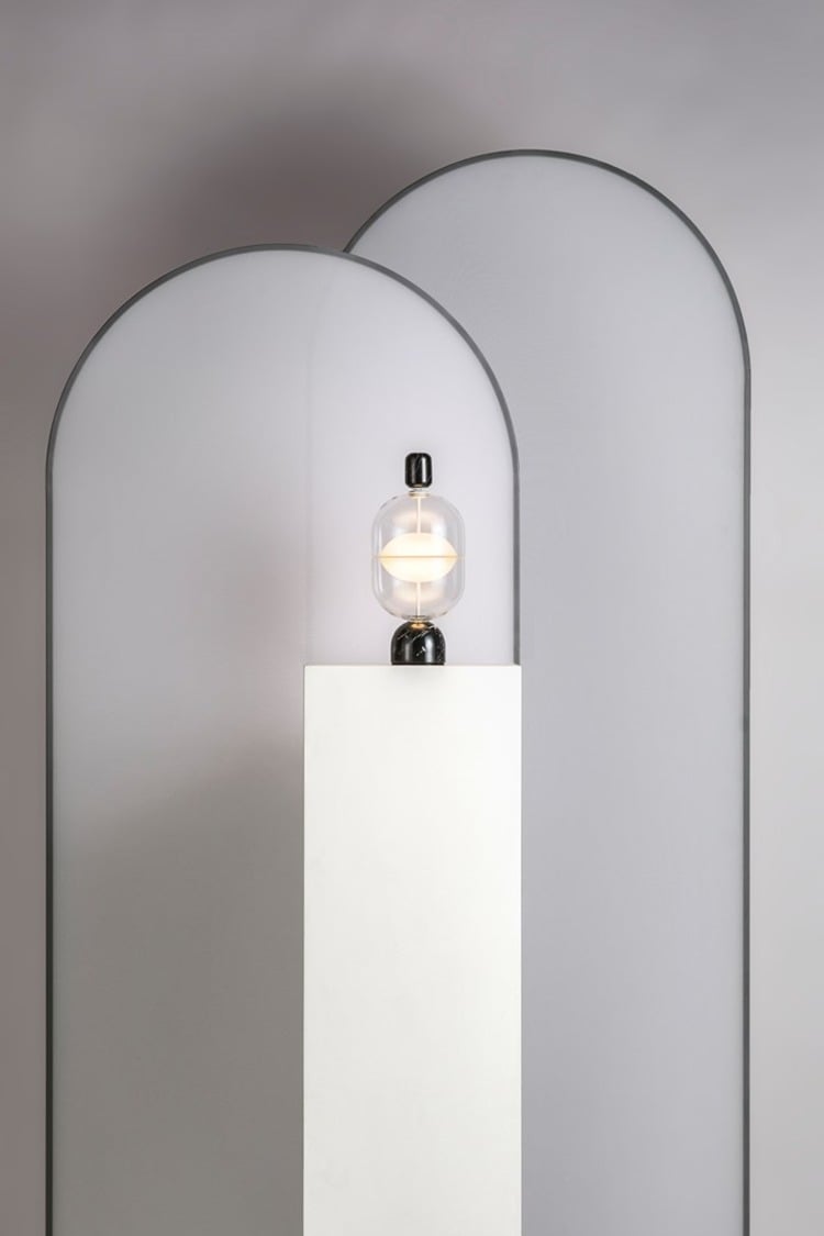 dezente beleuchtung mit dekorativer tischleuchte doppewandiges glas und marmor