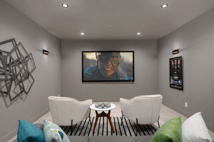 dezente möblierung für heimkino im wohnzimmer mit integriertem flachbildschirm und zwei sitzen auf teppichboden