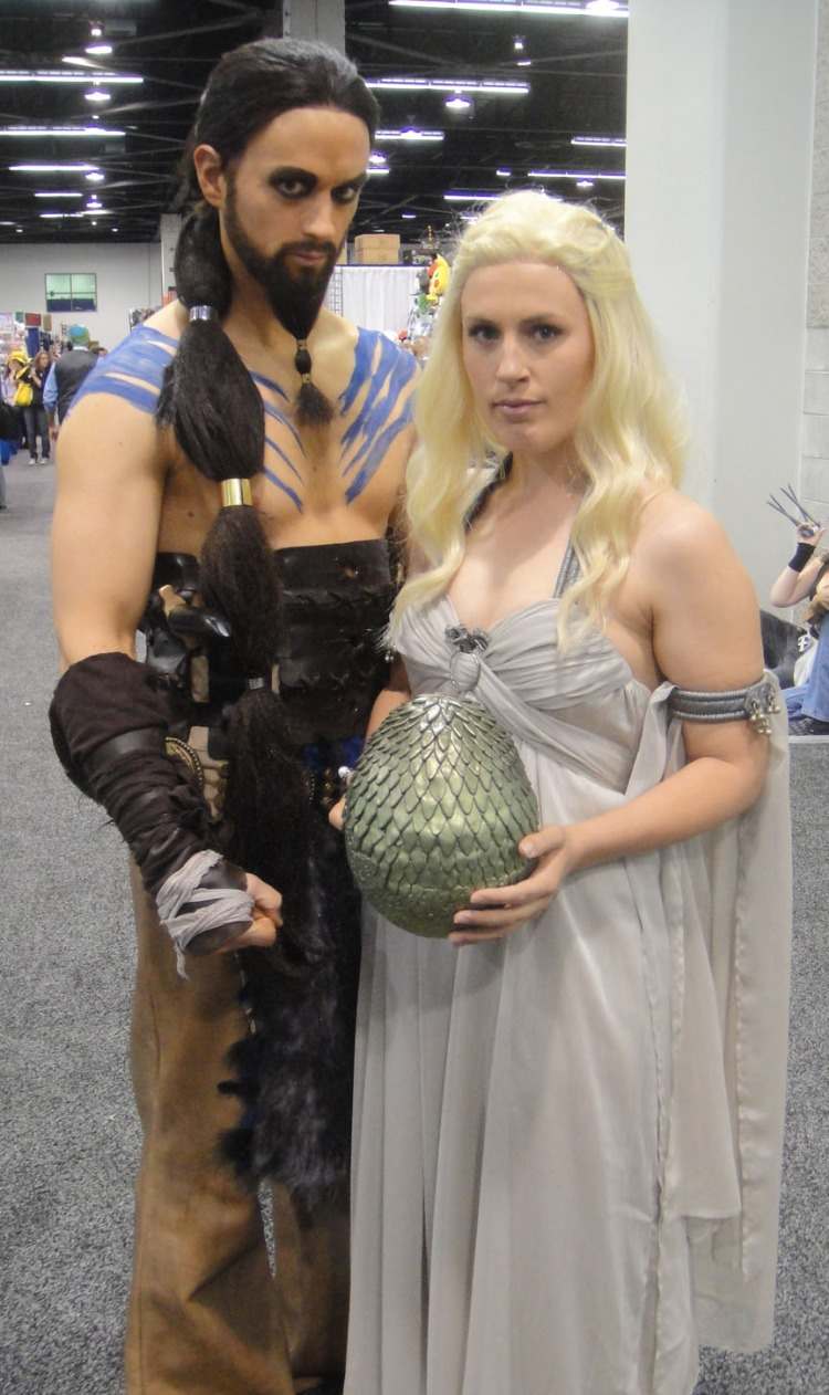 ein verkleidetes paar als khal drogo und daenerys targaryen khaleesi aus der kultserie