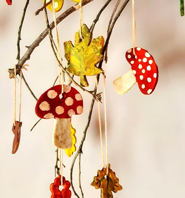 Fliegenpilze als Anhänger für einen Herbststrauß aus Zweigen