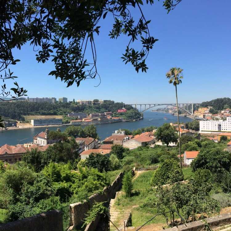fluss douro aus den gärten des cristal palace in porto portugal