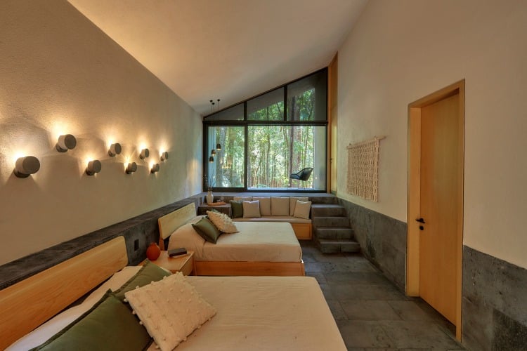 gästezimmer mit doppelbetten und dezentem licht