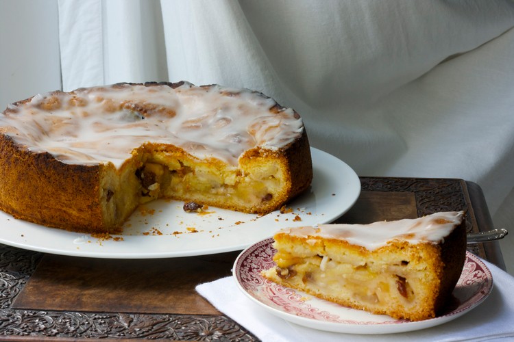 gedeckter Apfelkuchen mit Rosinen und Mandeln Obstkuchen Rezepte mit Äpfeln