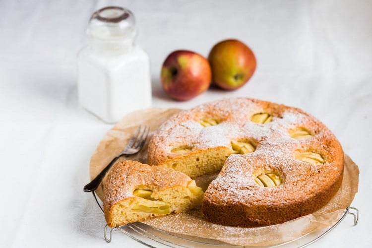 gedeckter Apfelkuchen wie vom Bäcker Obstkuchen mit Zuckerguss Backrezepte mit Äpfeln