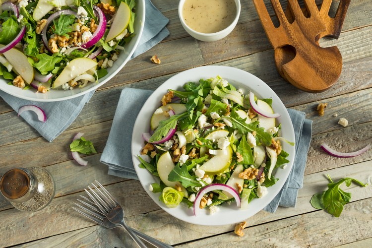 gemischter Salat Herbst Blattsalat mit Äpfeln und Avocado Dressing