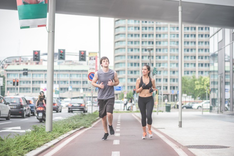 junges paar beim joggen in der stadt kann effektiv durch sportart und intensität mehr kalorien verbrennen