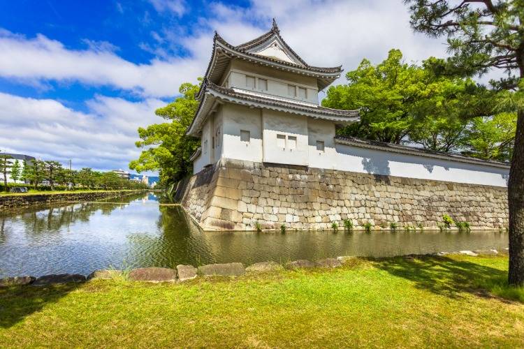 keiserpalast in tokyo mit wasserkanal im frühen herbst besuchen