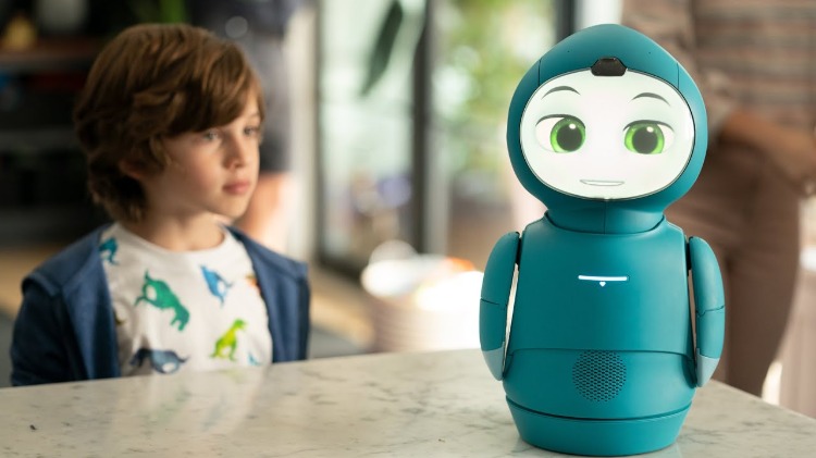 kind kommuniziert durch sprache mit technologisch entwickeltem roboter als lebensbegleiter