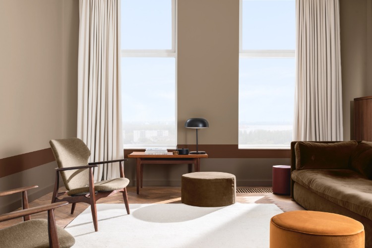 kombination aus retro möbeln und vielseitigen erdigen farbtönen in minimalistischem wohnraum