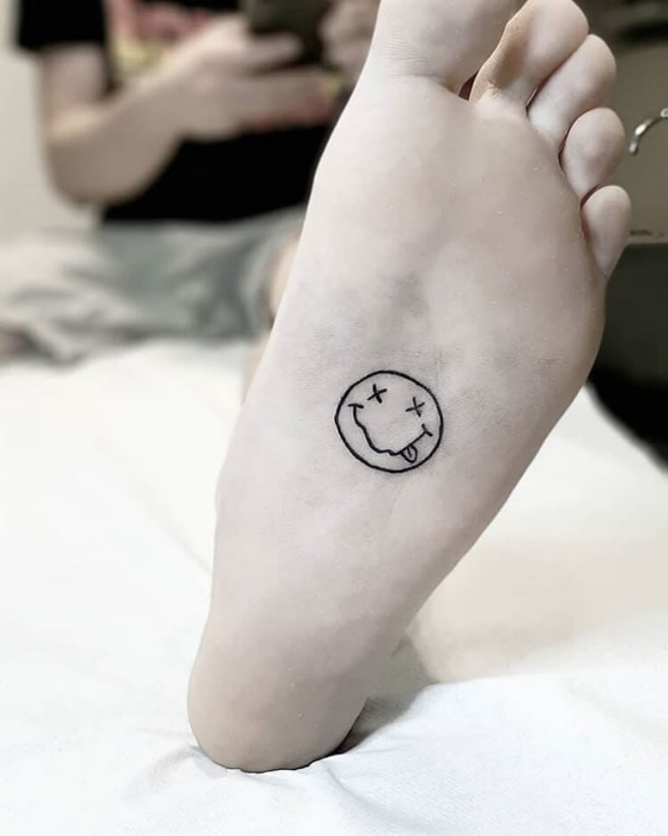 lustige Tattoodesigns Smiley Tattoo Fußsohle