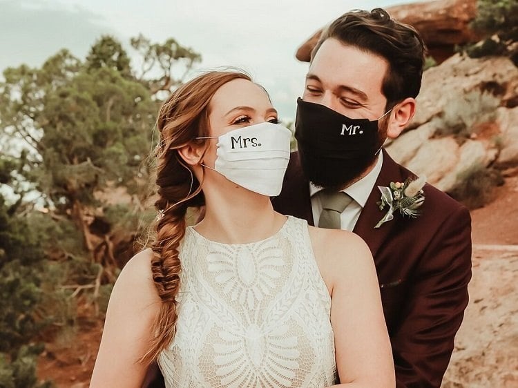 mit Gesichtsmaske heiraten Mundschutz für Braut und Bräutigam
