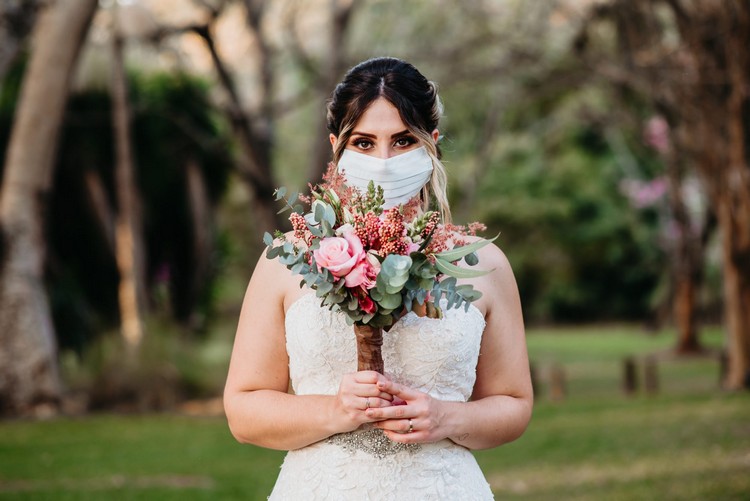 mit Mundschutzmaske heiraten Braut-Masken Trend Hochzeitsaccessoires