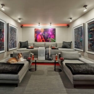 modernes design mit farbigen bildern an der wand und grauem heimkino sofa