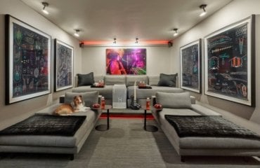 modernes design mit farbigen bildern an der wand und grauem heimkino sofa