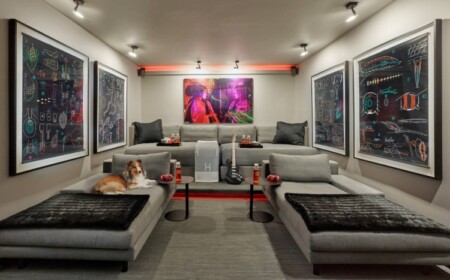 modernes design mit farbigen bildern an der wand und grauem heimkino sofa