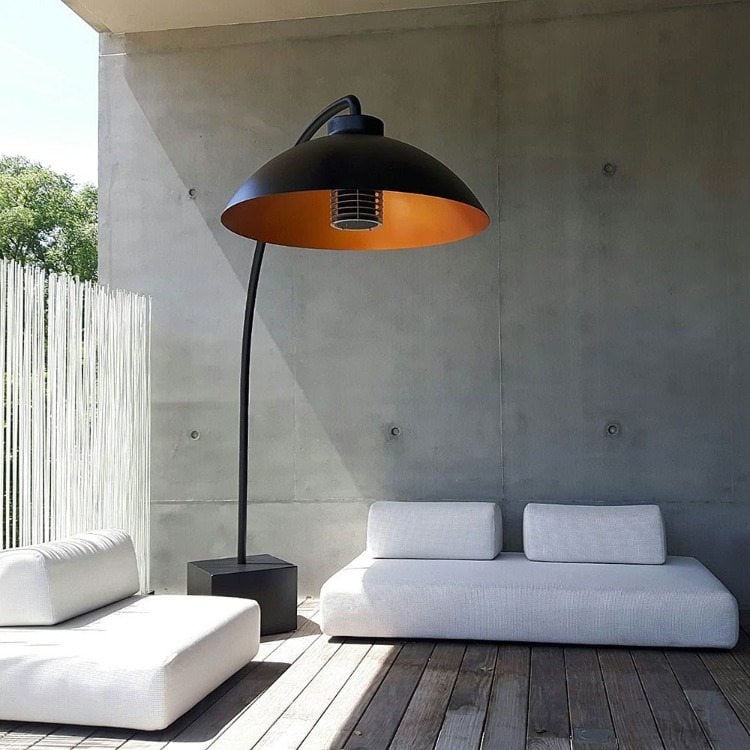 modernes design mit infrarot heizstrahler in form einer lampe über minimalistischen möbeln auf der terrasse