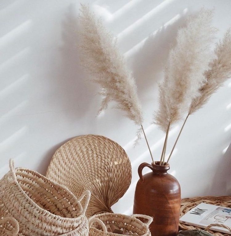 pampasgras deko weiß in tonvase im antiklook