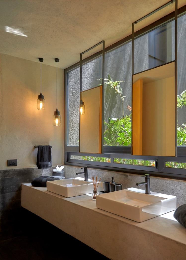 praktisch nebeneinander positionierte waschbecken in modernem bad mit hängenden spiegeln