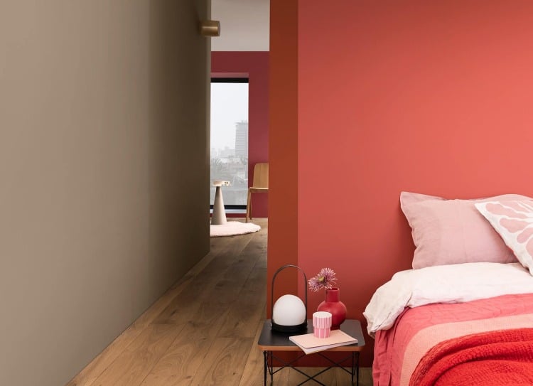rosafarbene und korallfarbene töne im schlafzimmer und dulux feste farbe brave ground 2021 kombinieren
