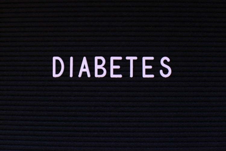 rosafarbenes aufschrift diabetes auf schwarzem hintergrund