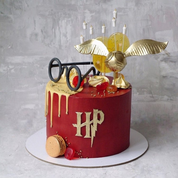 rote Harry Potter Torte mit eleganter Tortendeko in gold