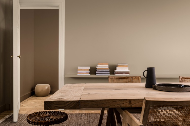 rustikaler esstisch in minimalistischem wohnraum mit wänden in dulux feste farbe brave ground gemalt