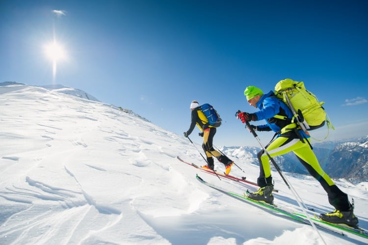 schneelaufen oder skifahren als wintersport zum kalorien verbrennen