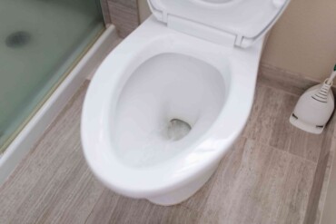 spültaste betätigungsplatte benutzen und toilettenschüssel nach dem reinigen spülen