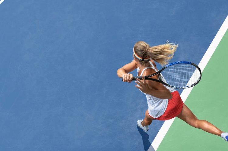 tennisspielering mit tennisschläger auf dem feld intensives spiel kann kalorien verbrennen