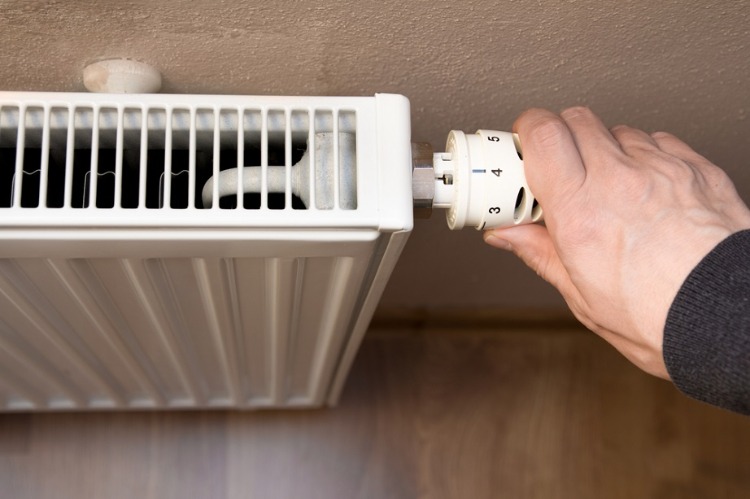 thermostat am heizkörper drehen und danach heizung reinigen bürste oder stubsauger verwenden