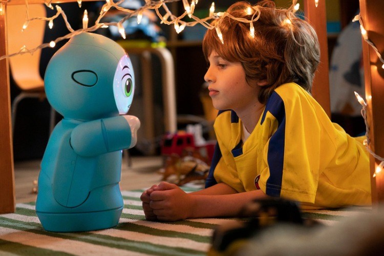 visueller und verbaler kontakt zwischen junge und seinem roboter für kinder