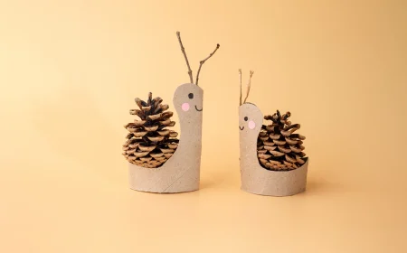 zwei schnecken aus tannenzapfen und klopapierrollen