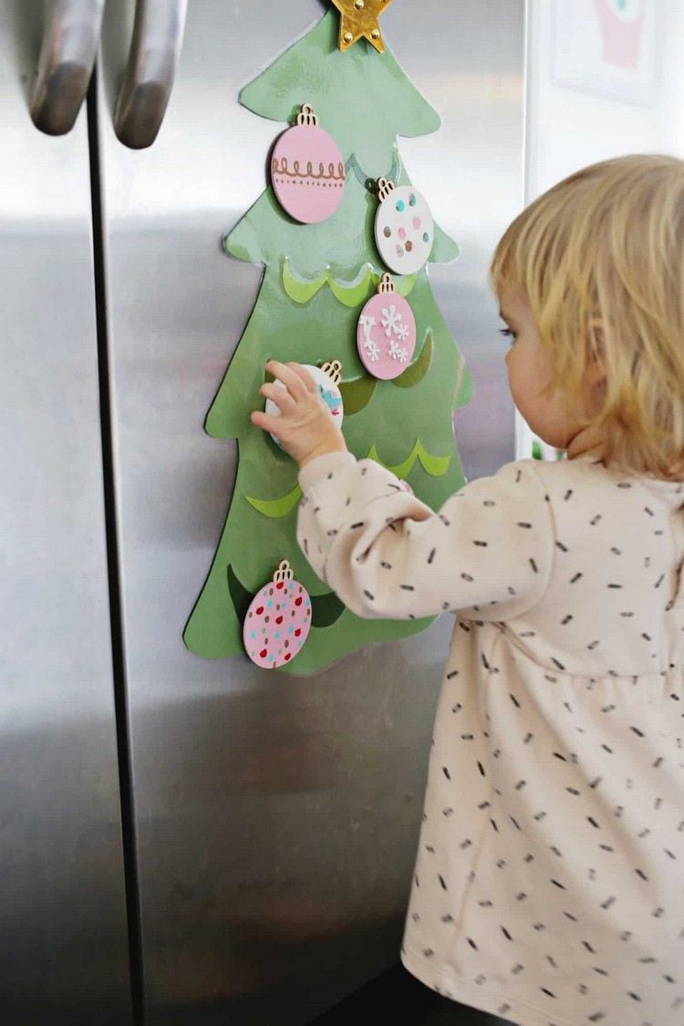 Weihnachtsbasteln mit Kleinkindern 2 Jahre altes Kind dekoriert DIY Weihnachtsbaum