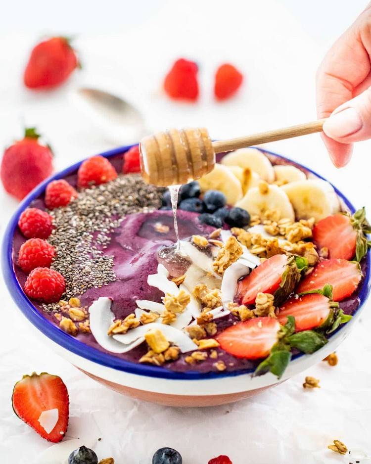 Acai Bowl mit Püree veganes Frühstück gesunde Rezepte zum Abnehmen
