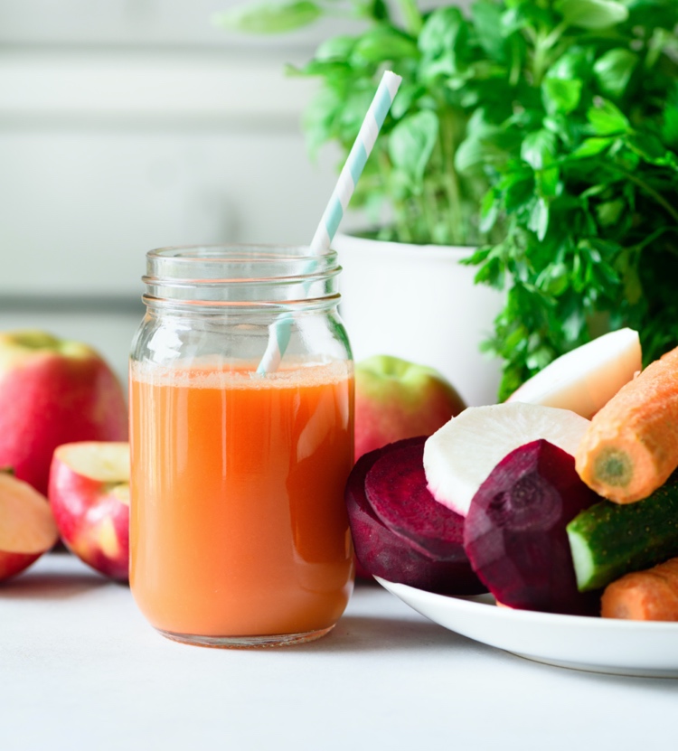 Apfel Karotte rote Beete Smoothie für die Herbst Kur zubereiten