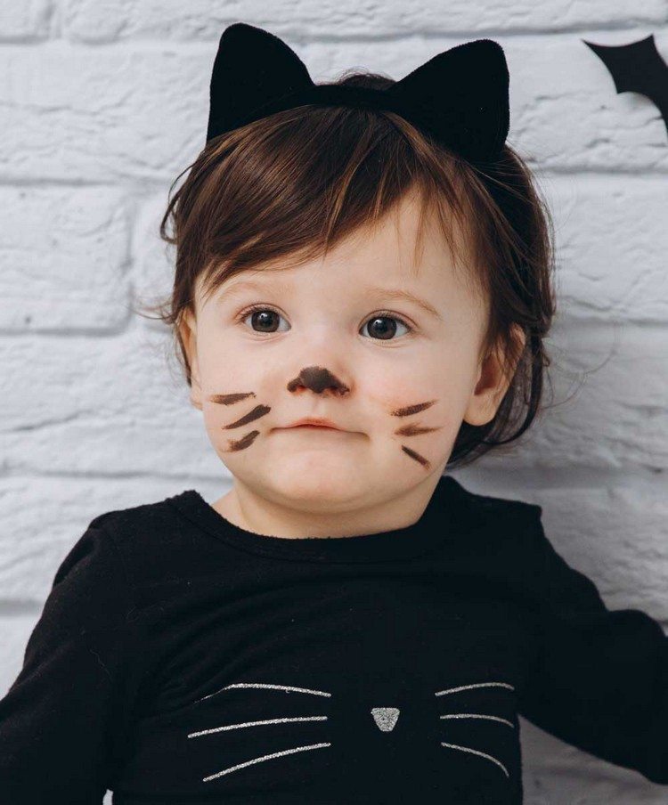 Baby als schwarze Katze schminken zu Halloween