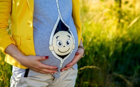 Babybauch in Szene setzen mit lustigem T-Shirt