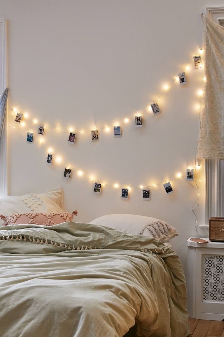 Bett Kopfteil mit Fotos und Lichterketten dekorieren