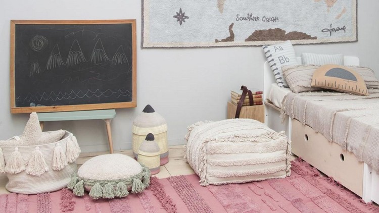 Boho Chic Kinderzimmer mit kleiner Kreidetafel