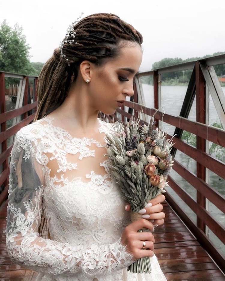 Brautstrauß aus Trockenblumen in gedämpften Farben für eine Hochzeit im Wald