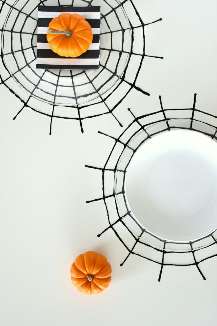 DIY Spinnennetz Tischset als Deko für den Tisch