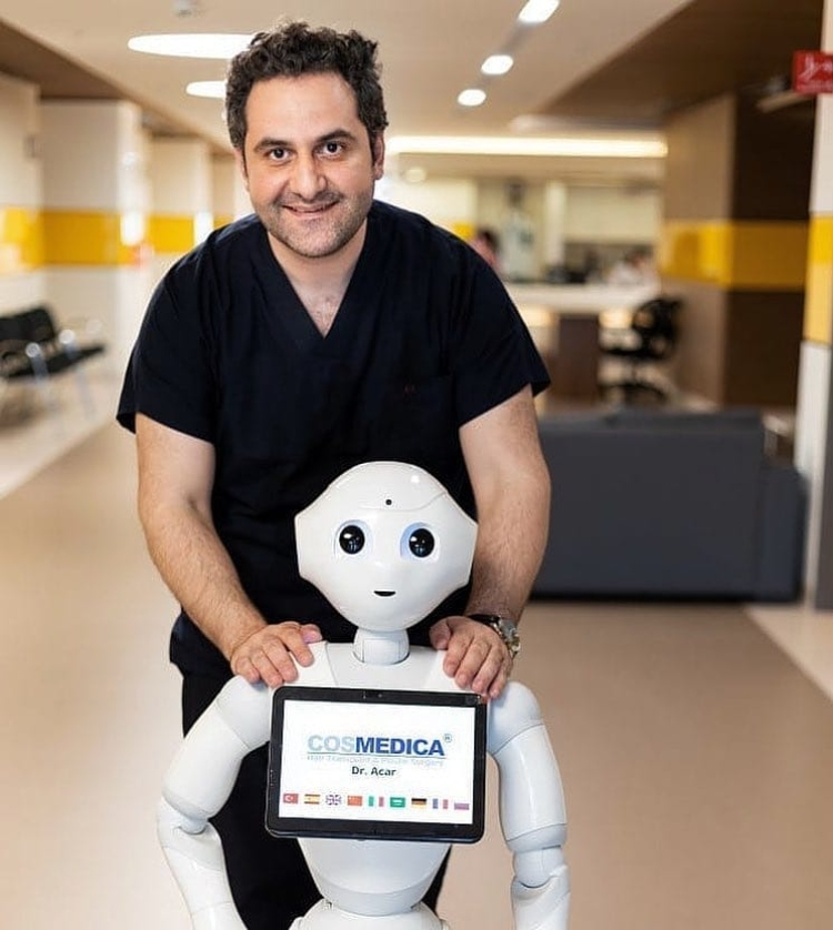 Dr Acar transplantiert Haare in Klinik in Türkei