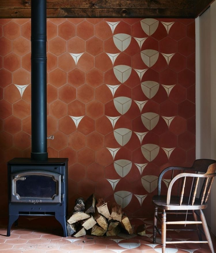 Einzigartiges Wand-Design mit rostroten Hexagon-Fliesen und Mustern