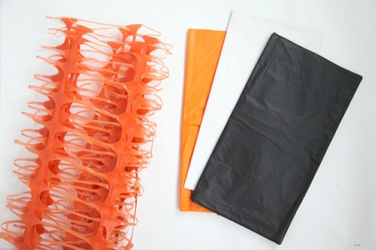 Fransen-Vorhang basteln mit Tischdecken aus Kunststoff