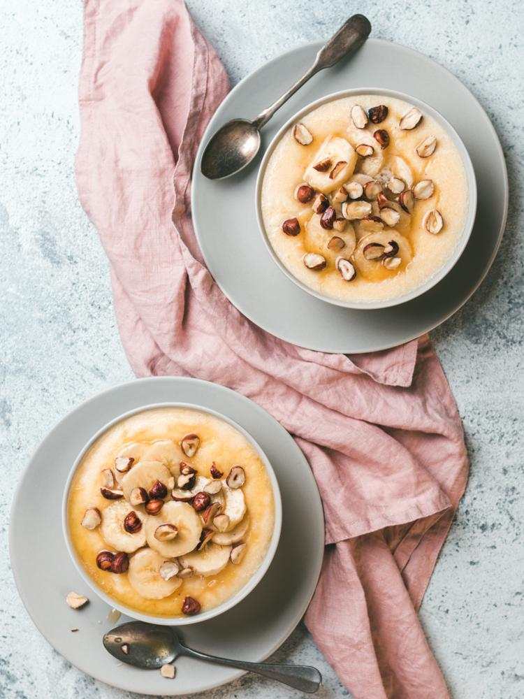 Frühstück Rezept Polenta mit Bananen und Haselnüssen