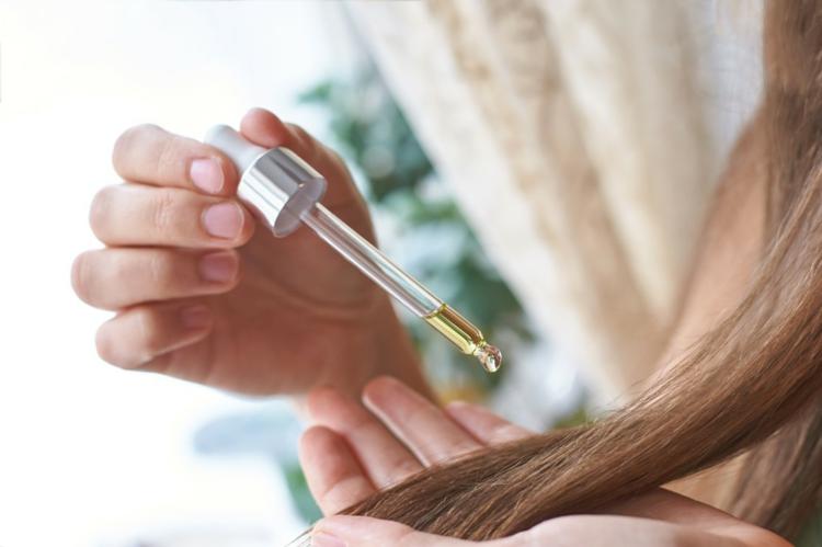 Hagebuttenöl für Haare auf Haarspitzen auftragen