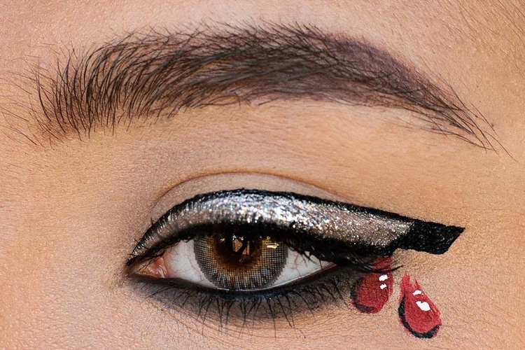 Halloween Augen Make-up mit Glitzer und Blut